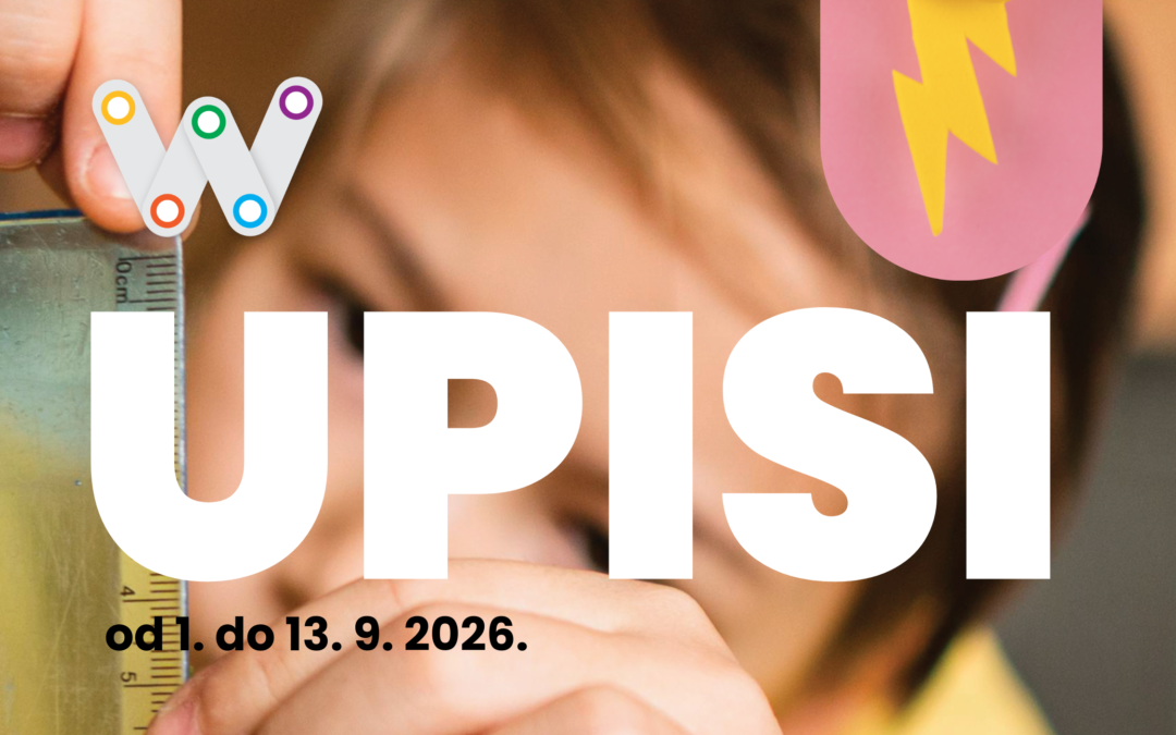 Promotivna grafika Wisdom Treea. U pozadini je topli krupni plan djeteta smeđe kose koje jednom rukom drži prozirno ravnalo blizu lica i gleda prema objektivu; u gornjem desnom kutu je ružičasti papirnati oblik sa žutom munjom. Gore lijevo je logo Wisdom Treea – sivo slovo W s pet točkica u žutoj, zelenoj, ljubičastoj, narančastoj i plavoj. Preko sredine je velikim bijelim slovima natpis „UPISI", a ispod crno „od 1. do 13. 9. 2026."